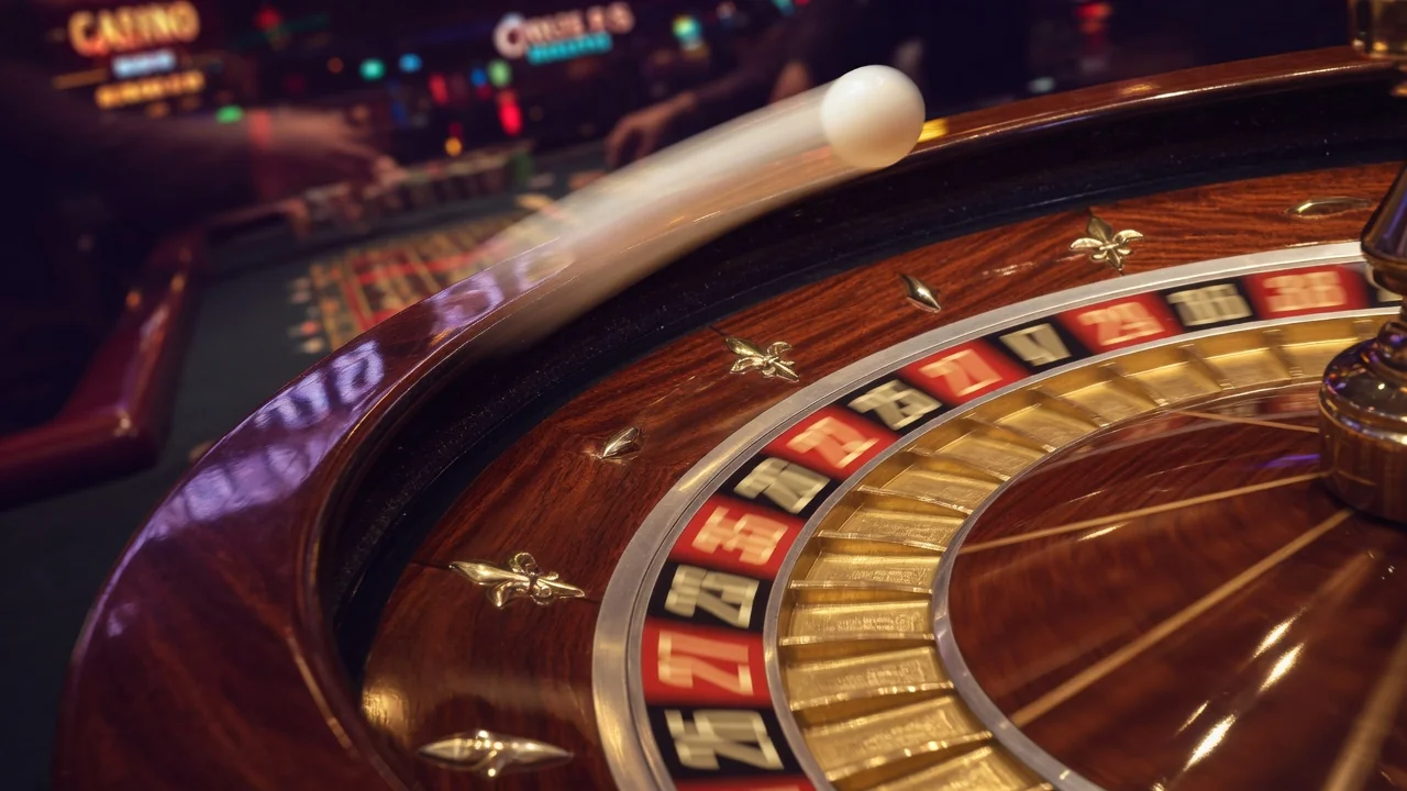 Roulette-Kessel mit rollender Kugel